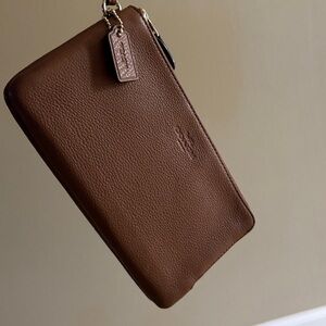 Coach - Brown leather wristlet